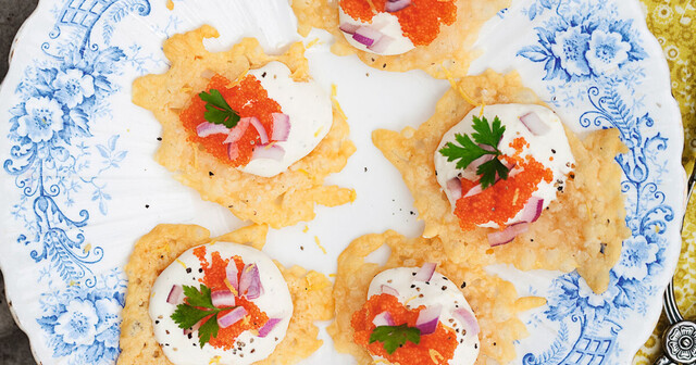 Parmesanchips med löjrom och citronkräm