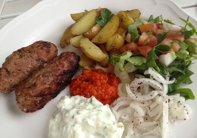 Kolgrillade Cevapcici med klyftpotatis, tzatsiki och ajvar.