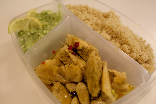 Kyckling med chili och curry, couscous och avokadoröra