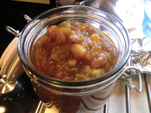 Kjerstis mustiga äppelchutney - med mango, ingefära, curry och muscovadosocker