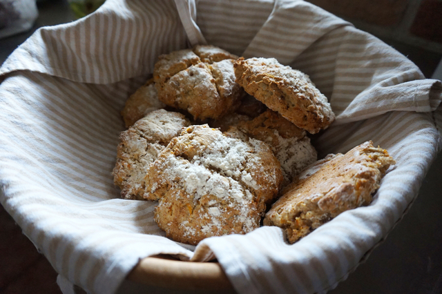 NYBAKADE SCONES OCH LÅNGFRUKOST