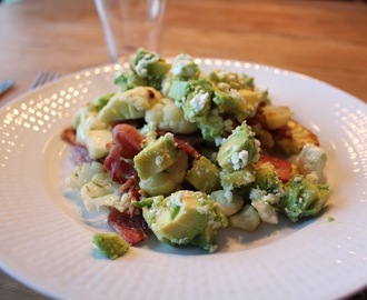 Blomkål med bacon och avokado – enkel lunch eller middag!