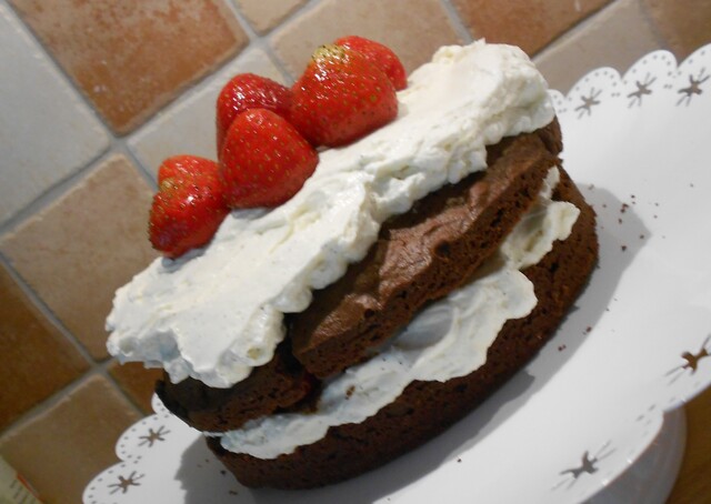 Brownietårta med whipped cream cheese frosting & jordgubbar