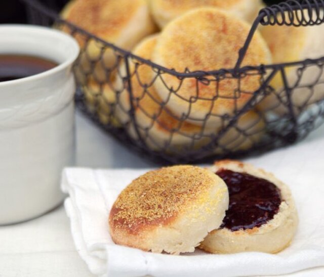 English muffins med jordgubbs- och chokladmarmelad