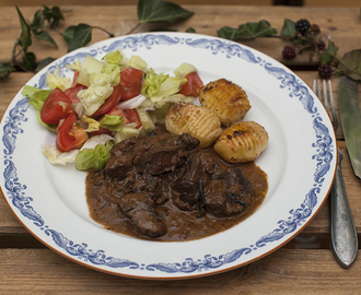 Hjortgryta med smaker från skogen