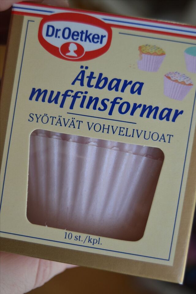 Kan man äta muffinsformen? -Chokladcupcakes med vit chokladfrosting och ätbara formar!