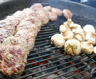 Grillade färsbiffar med smak av spiskummin & rökt paprika