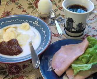 Lite frukost igen - hirsmannagrynsgröt med sojamjölk och nyponmos samt glutenfri surdegsmacka