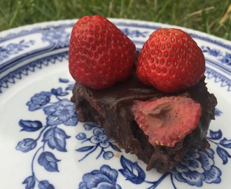 Brownies med jordgubbar och chokladkolakräm