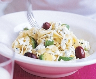 Pasta med avokado och oliver