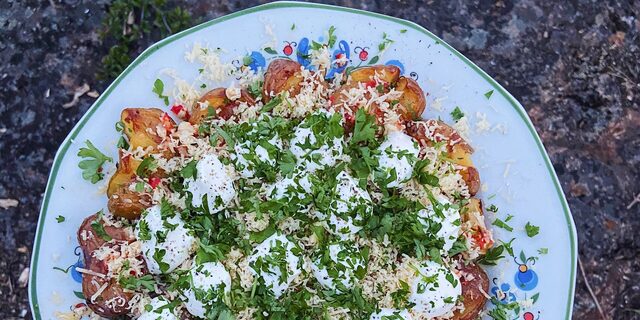 Rostad potatis med smält chili- och vitlökssmör, gräddfil, Västerbotten och persilja - Matrecept.se