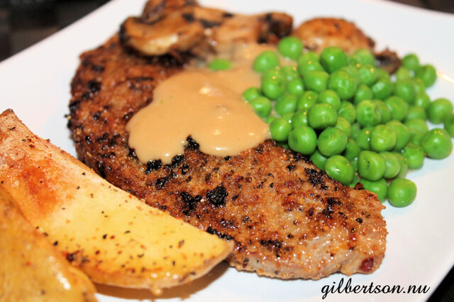 Schnitzel med klyftpotatis och rosepepparsås