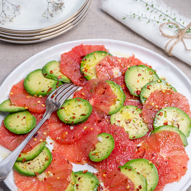 Avokado- och blodgrapecarpaccio