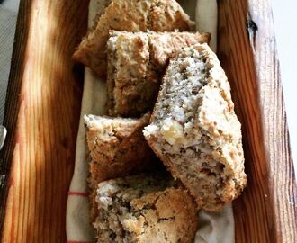 Glutenfria scones med chiafrön.