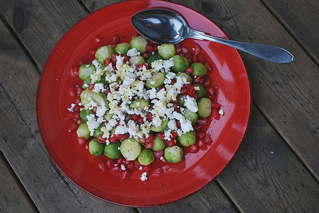 brysselkålsallad med granatäpple och fetaost