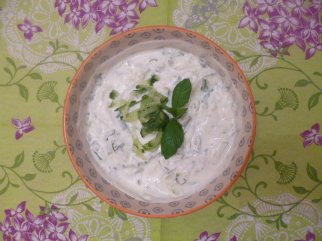 Raita (indisk yoghurtsås) med mynta och gurka – Pudina raita – Restaurant style