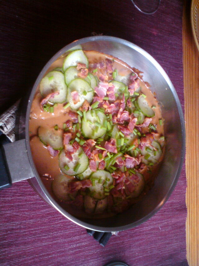 Fläskfilepanna med gurka, gräslök och bacon