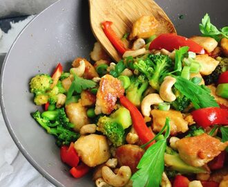 Wok med kyckling, cashews, broccoli och söt sojasås