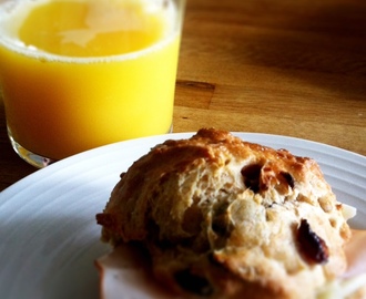 Dinkelbullar med tranbär och pumpakärnor.