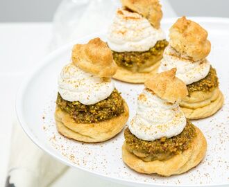 Petit choux semlor med pistage, vaniljgrädde & kanel- och kardemummasocker