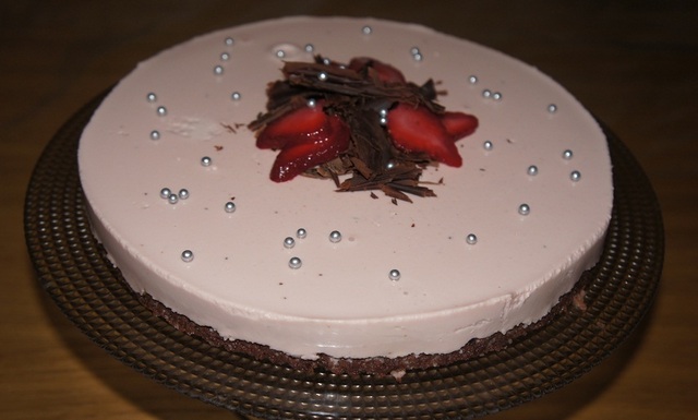 Tårta på kladdig chokladbotten & jordgubbspannacotta!