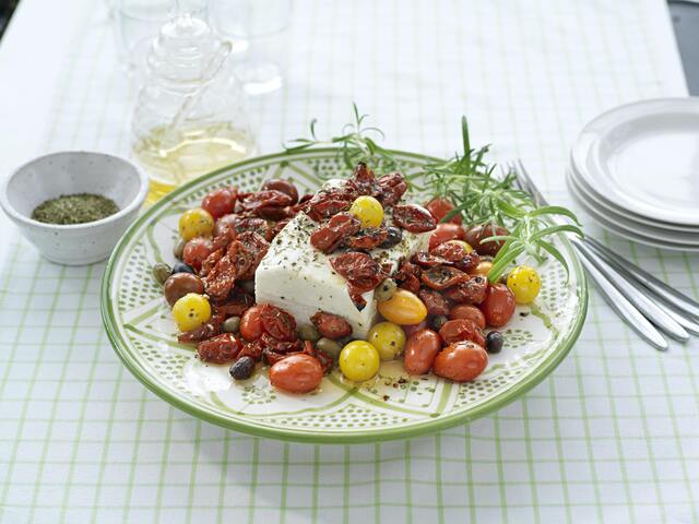 Bakad fetaost med tomater och oliver