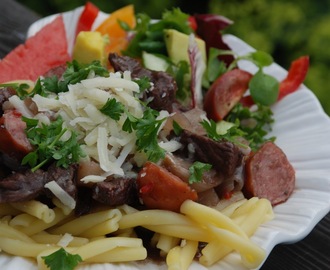 Pasta med högrev och salsiccia