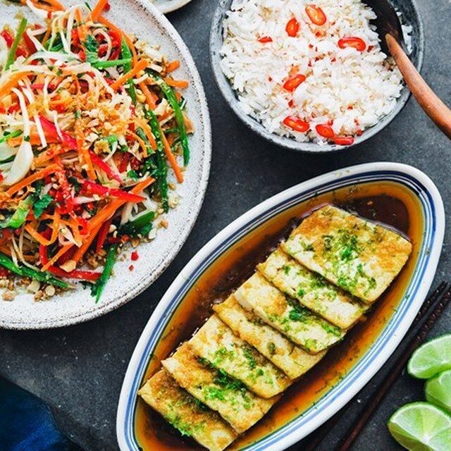 Ingefärsmarinerad tofu med strimlad sallad och kokosris