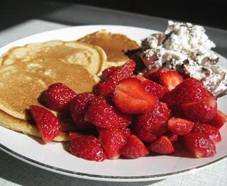 Amerikanska pannkakor med jordgubbar & glass