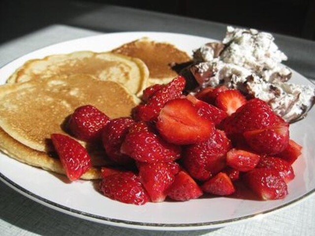 Amerikanska pannkakor med jordgubbar & glass