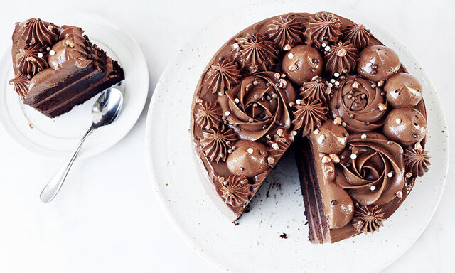 Chokladtårta med silkeslen choklad-& nötfrösting