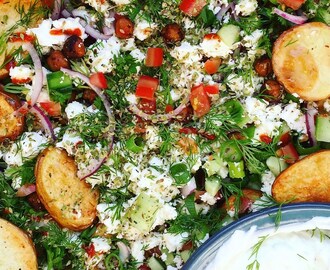 Greek Fries: Rostad potatis på plåt med kikärtor, smulad fetaost, krispigt grönt och dilltzatziki