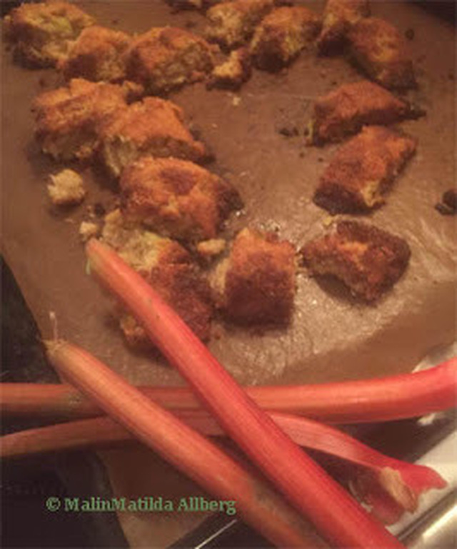 Rabarberbiscotti med färskmalen kardemumma i
