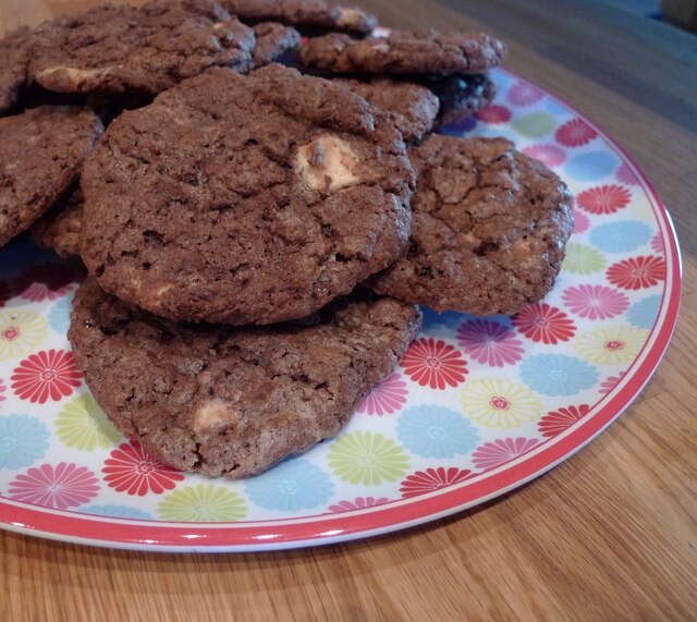 mörka cookies med vit choklad