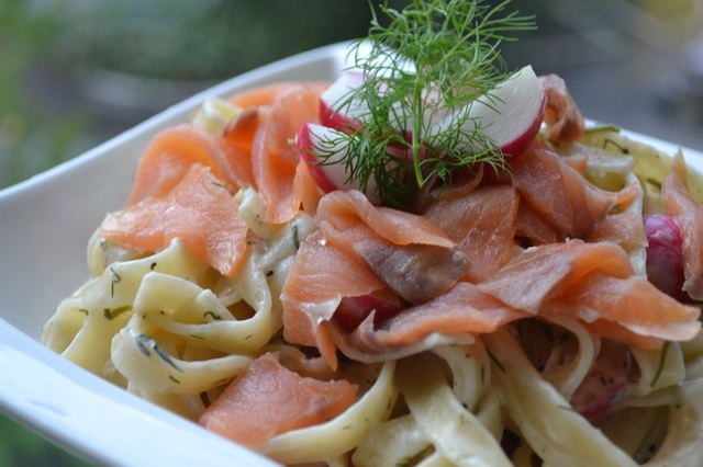 Pasta med kallrökt lax, wasabi och rädisor