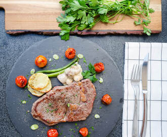 Entrecôte med svampsås och potatischips