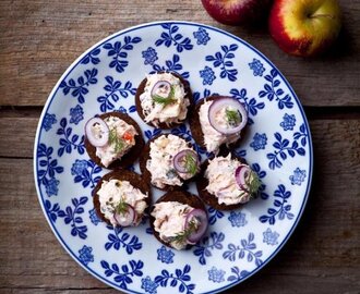 Varmrökt laxröra med äpple och kapris