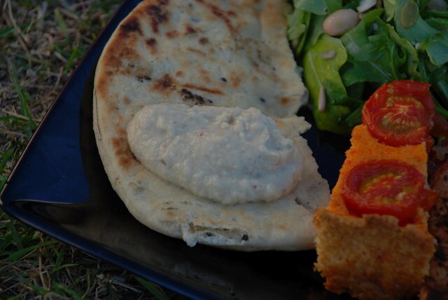 Rökig auberginedipp med grillat naanbröd