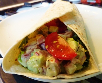 Kycklingwraps med krämig grönsaks- och avokadosalsa