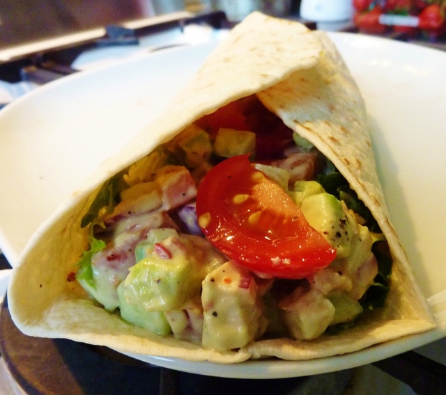 Kycklingwraps med krämig grönsaks- och avokadosalsa