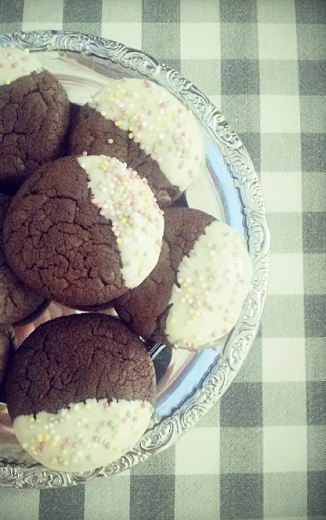 Mörk choklad cookies doppade i vitchoklad