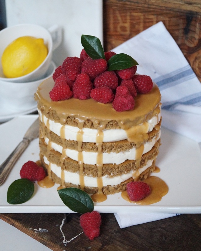 KaffeLatte tårta med vanilj och cremecheese fyllning toppad med espresso icing.