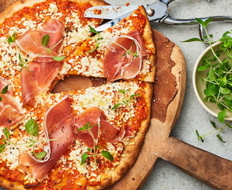 Pizza med rostad paprika, fetaost, prosciutto och oregano