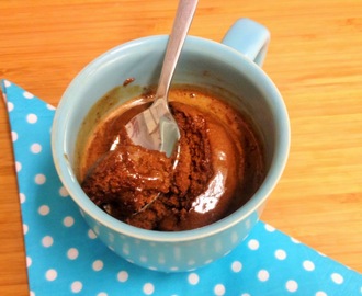 Glutenfri brownie i en mugg i micron