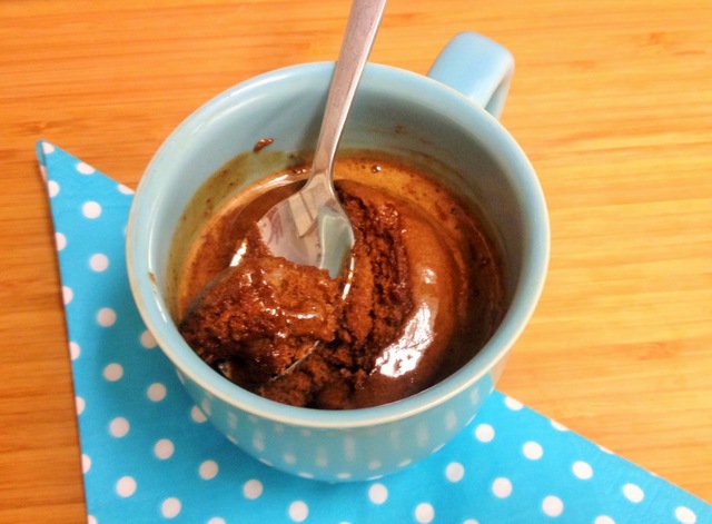 Glutenfri brownie i en mugg i micron