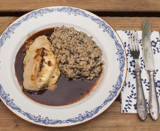 Svamprisotto serverad med parmesangratinerat kycklingbröst och rödvinssky