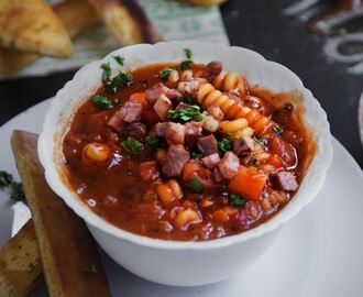 Minestronesoppa med knaprigt bröd och fejkon