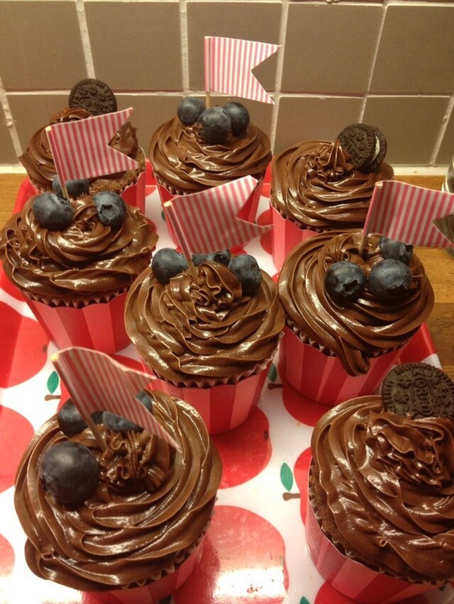 Chokladmuffins med chokladfrosting och färska bär
