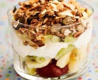 Kesoyoghurt med frukt och granola