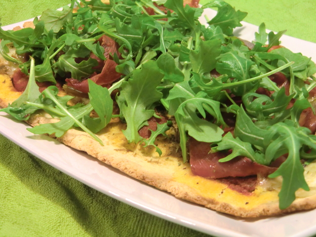 Glutenfri pizza med fikon, mozarella, lufttorkad skinka och ruccola